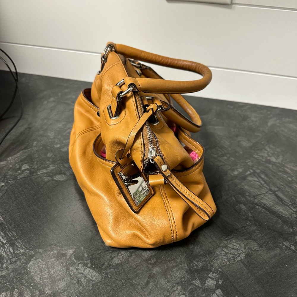 Tignanello leather purse, handles and detachable strap. Buttery soft leather - Picture 3 of 6